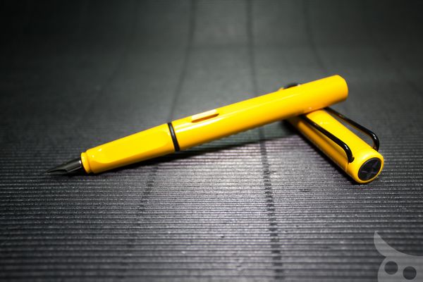 ปฐมกาลเหลืองสุริยัน! Lamy Safari Yellow Black Clip Metal Cross Cap