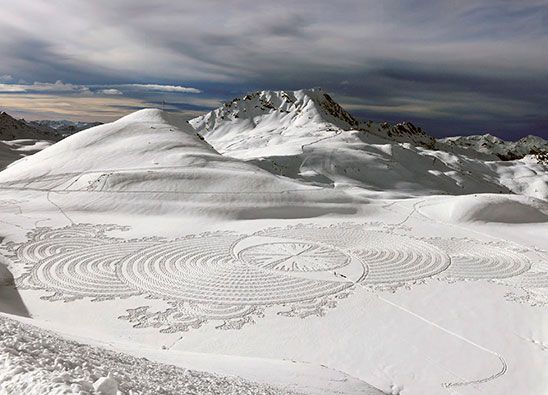 เดินย่ำหิมะสร้างภาพศิลปะ! Snow Art โดย Simon Beck