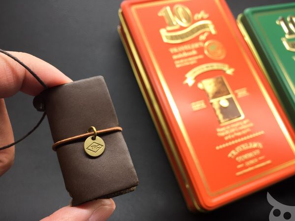 นักเดินทางแฟนพันธุ์แท้ห้ามพลาด! TRAVELER’S notebook Mini 10th Anniversary Can Set