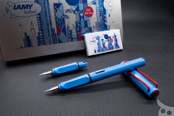 จู่ๆ ก็ปรากฏตัว! ปากกาลามี่ฟ้าแดง Lamy Safari Blue and Red 2015